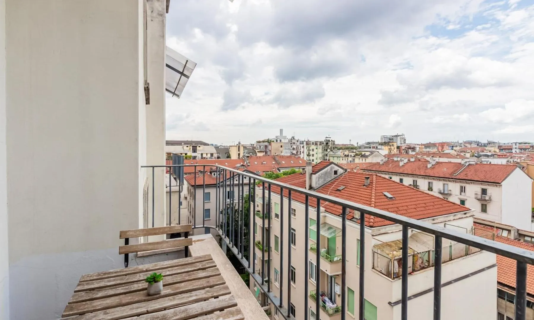 Homeby, Cozy Penthouse Milan Apartment